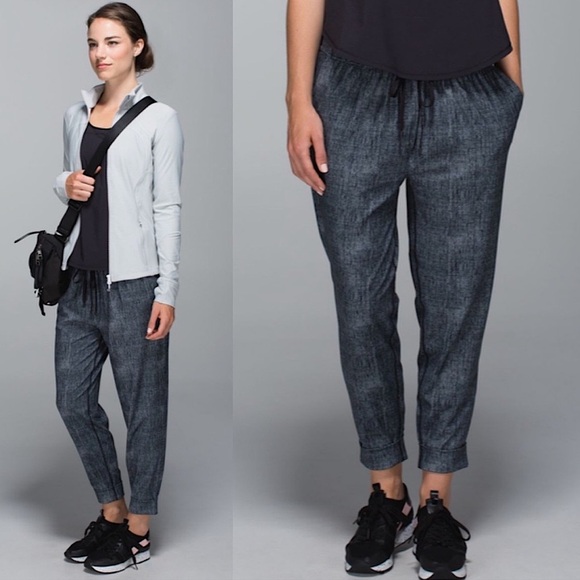 Lululemon Athletica Jet Crop 7/8 length casual Jogger Pant Black Burlap size 4 - Picture 1 of 9